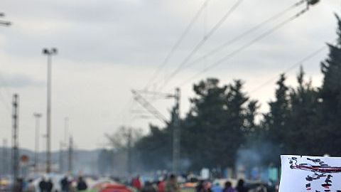 El pasado jueves, refugiados apostados en el principal puerto de Atenas (Grecia) protestaron para que abrieran la frontera.