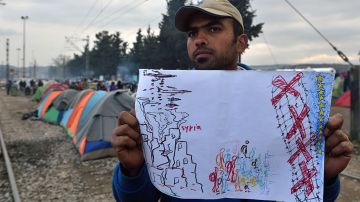 El pasado jueves, refugiados apostados en el principal puerto de Atenas (Grecia) protestaron para que abrieran la frontera.