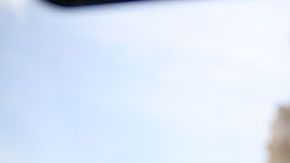 Las banderas de Cuba y Estados Unidos ondean en el interior de un taxi en La Habana.