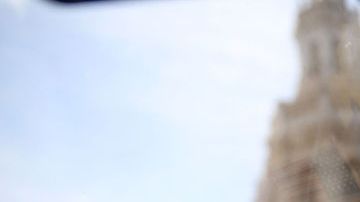 Las banderas de Cuba y Estados Unidos ondean en el interior de un taxi en La Habana.