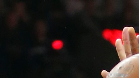 Kawhi Leonard de los Spurs bloquea el tiro de Marreese Speights.