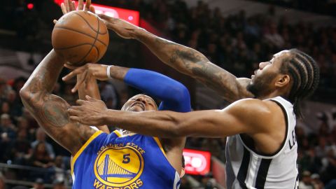 Kawhi Leonard de los Spurs bloquea el tiro de Marreese Speights.