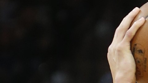 Los largos brazos de Danny Green molestaron a Stephen Curry en esta jugada. El astro de Golden State fue controlado por la defensa de San Antonio.