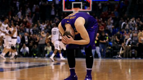 Los jugadores de la Universidad de Northern Iowa fueron víctimas de su pánico y sufrieron un derrumbe histórico el domingo contra Texas A&M en el torneo de baloncesto colegial.