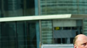 Víctima recibe primeros auxilios de rescatistas cerca de la estación del metro de Maalbeek en Bruselas, tras el atentado a esta estación cercana a los edificios de la Unión Europea que causó varias muertes y centenares de heridos.