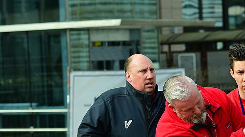 Víctima recibe primeros auxilios de rescatistas cerca de la estación del metro de Maalbeek en Bruselas, tras el atentado a esta estación cercana a los edificios de la Unión Europea que causó varias muertes y centenares de heridos.