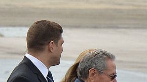 Barack Obama (c) camina acompañado por Raúl Castro hacia su avión en el aeropuerto internacional José Martí de La Habana el 22 de marzo, 2016, para continuar a Argentina.