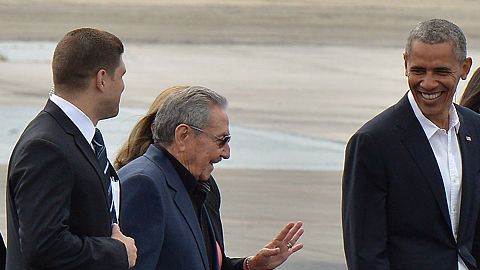 Barack Obama (c) camina acompañado por Raúl Castro hacia su avión en el aeropuerto internacional José Martí de La Habana el 22 de marzo, 2016, para continuar a Argentina.