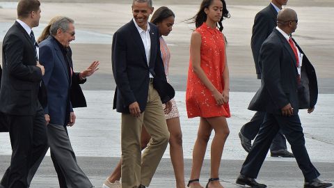 Barack Obama (c) camina acompañado por Raúl Castro hacia su avión en el aeropuerto internacional José Martí de La Habana el 22 de marzo, 2016, para continuar a Argentina.