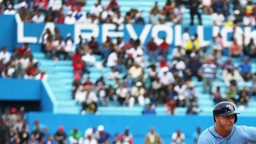 Steve Pearce de los Rays se roba la tercera base en el juego de exhibición entre Tampa Bay la selección cubana.