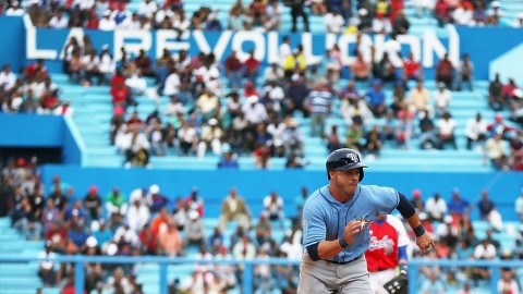Steve Pearce de los Rays se roba la tercera base en el juego de exhibición entre Tampa Bay la selección cubana.