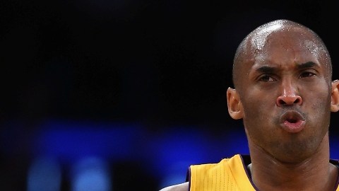 Bryant encestó 17 en 28 minutos de acción ante los Suns.
