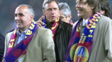 Johan Cruyff (c) revolucionó la filosofía del FC Barcelona como jugador y entrenador.