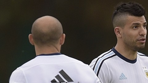 Ahora no será el 'Kun' Agüero el que acompañe en el ataque a Lio Messi. Higuaín recibe la oportunidad del 'Tata' Martino.