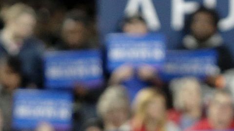 Bernie Sanders habla en un mitin en Safeco Field en Seattle.