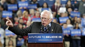 Bernie Sanders habla en un mitin en Safeco Field en Seattle.