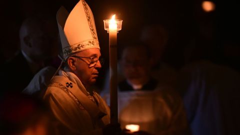 El papa Francisco llega con el cirio pascual para la Vigilia de Pascua en la basílica de San Pedro el 26 de marzo de 2016 en el Vaticano.