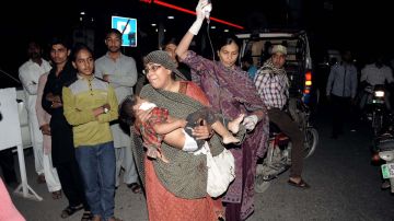 Una familia paquistaní carga a un niño herido en el ataque en Lahore el 27 de marzo, cuando un terrorista suicida explotó una bomba en un parque infantil.