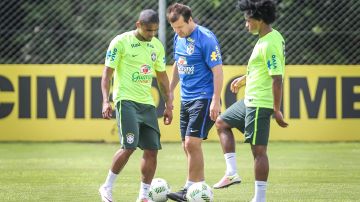 Dunga habla con Douglas Costa (izq) y Willian durante el entrenamiento previo al Paraguay-Brasil.