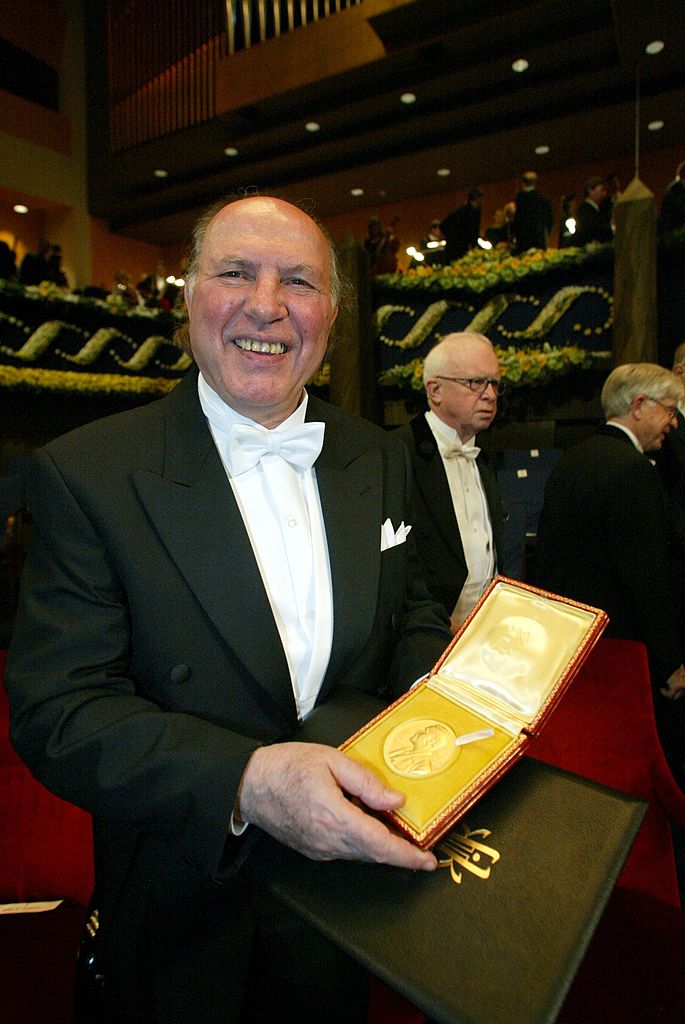 El escritor Imre Kertesz junto a la medalla de su premio Nobel de Literatyra 2002, durante la ceremonia de el Concert Hall de Estocolmo. 
