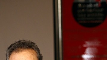 Gonzalo Vega junto a su hija Zuria en un encuentro antiguo con la prensa.