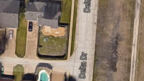 La empresa de demolición debía trabajar   en una casa situada a una cuadra. Uno de los dueños se enteró por un vecino de que su casa estaba destruida.