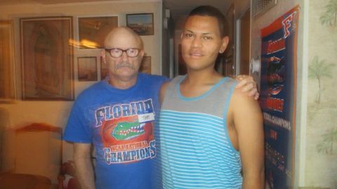 Tom Swan y Guillermo Hernández, quien se encuentra detenido, se casaron en el Centro de Detención Regional Imperial en Calexico, dando paso así a la celebración de la primera boda gay en custodia. (foto suministrada).