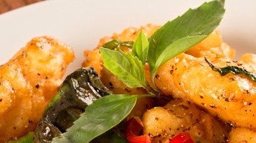 El pescado frito al estilo vietnamita es otra de las especialidades de la casa.