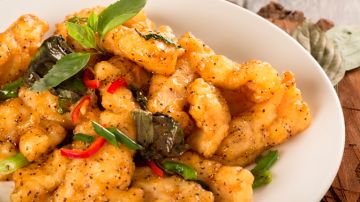 El pescado frito al estilo vietnamita es otra de las especialidades de la casa.