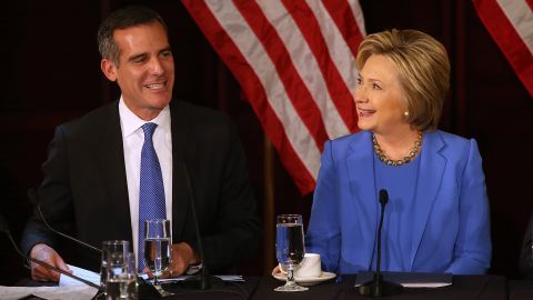 Hillary Clinton se reunió con el alcalde de Los Ángeles, Eric Garcetti.