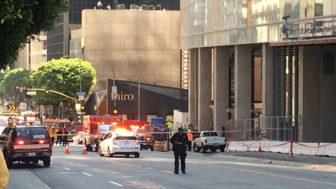 El hombre cayó desde un piso elevado de un edificio en construcción.