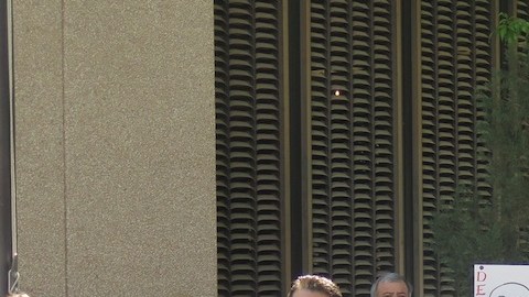 Mexicanos en el Exilio protestan frente al consulado de El Paso por supuesta afiliación al PRI.