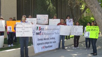 Mexicanos en el Exilio protestan frente al consulado de El Paso por supuesta afiliación al PRI.