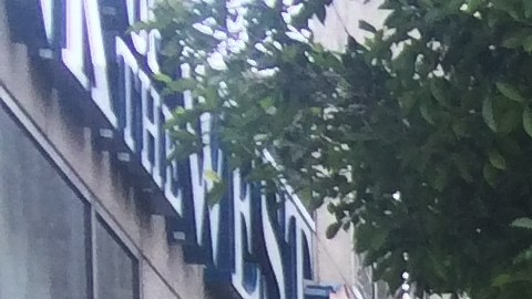 El hombre cayó desde un piso elevado de un edificio en construcción.
