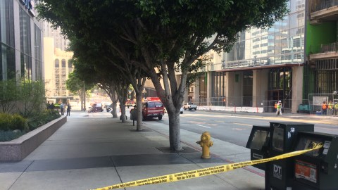 El hombre cayó desde un piso elevado de un edificio en construcción.