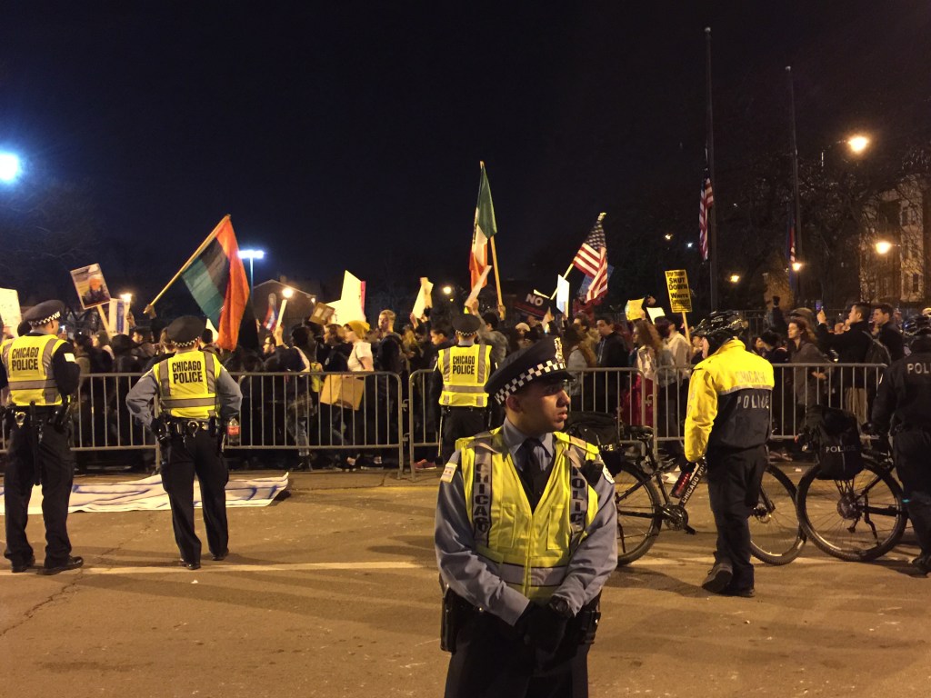 Manifestantes protestan contra Donald Trump afuera del UIC Pavillion en Chicago, el 11 de marzo de 2016, donde un evento del magnate y precandidato republicano fue cancelado por razones de seguridad.