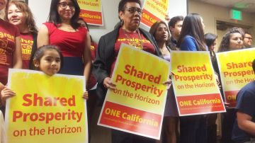 Activistas e inmigrantes piden a la legislatura estatal que aumente a $40 millones los fondos para el programa One California. / FRANCISCO CASTRO