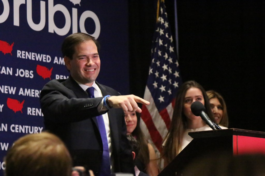 El senador Marco Rubio anuncia que abandona la contienda presidencial tras su derrota en su estado natal de Florida, ante el magnate empresarial, Donald Trump.
