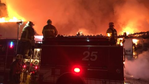 Más de 100 bomberos combaten el incendio en Boyle Heights.