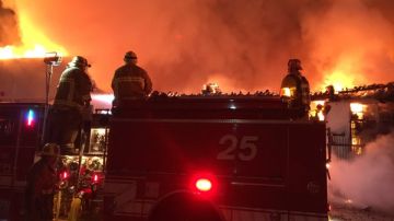 Más de 100 bomberos combaten el incendio en Boyle Heights.