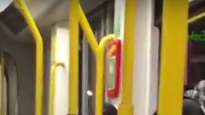 “¿A quién le importa si están hablando un idioma extranjero?”, dice uno de los pasajeros.