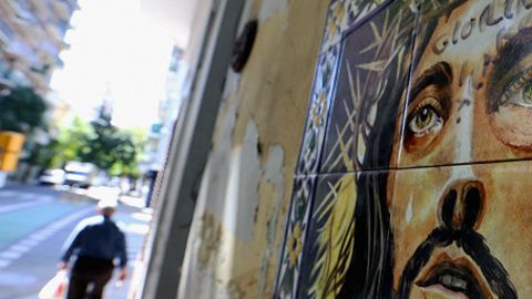 El Jesús más humano del Nuevo Testamento contrasta con el de los textos enterrados.