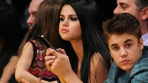 Selena y Justin en un partido de baloncesto cuando eran novios en 2012.