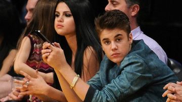 Selena y Justin en un partido de baloncesto cuando eran novios en 2012.