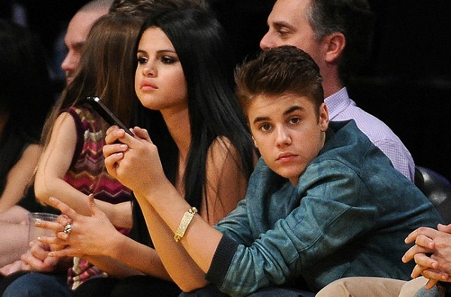 Selena Gómez y Justin Bieber en un partido de baloncesto cuando eran novios en 2012.