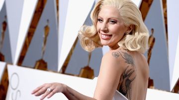 Lady Gaga desfilando muy contenta por la alfombra roja de los Premios Oscar en febrero pasado.