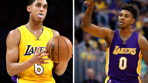 Jordan Clarkson (izq) y Nick Young, jugadores de los Lakers de Los Ángeles.