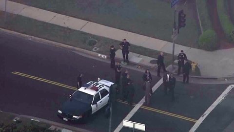 Agentes del LAPD resguardaban la zona donde se suscito el ataque contra un agente encubierto de esa corporacion. /KTLA