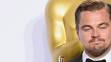Leonardo DiCaprio sosteniendo finalmente el premio que no pudo ganar en cinco ocasiones anteriores.
