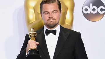 Leonardo DiCaprio sosteniendo finalmente el premio que no pudo ganar en cinco ocasiones anteriores.